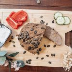 Rezept für ein glutenfreies Brot mit nur 8 gesunden Zutaten: Buchweizen, Flohsamen, Leinsamen, Olivenöl und Karotten. Antientzündliches Rezept von der Rosaceaexpertin Claudia Rönsch, ganzheitliche Gesundheits- & Ernährungsberaterin Hamburg, Die Glückstrainerin