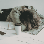 Rosacea und das Gehirn: Wie Stress deine Haut beeinflusst Aktuelle Studienlage über den Zusammenhang zwischen Stress und Rosacea von Claudia Rönsch, die Glückstrainerin, ganzheitliche Gesundheits- & Ernährungsberaterin, Hamburg